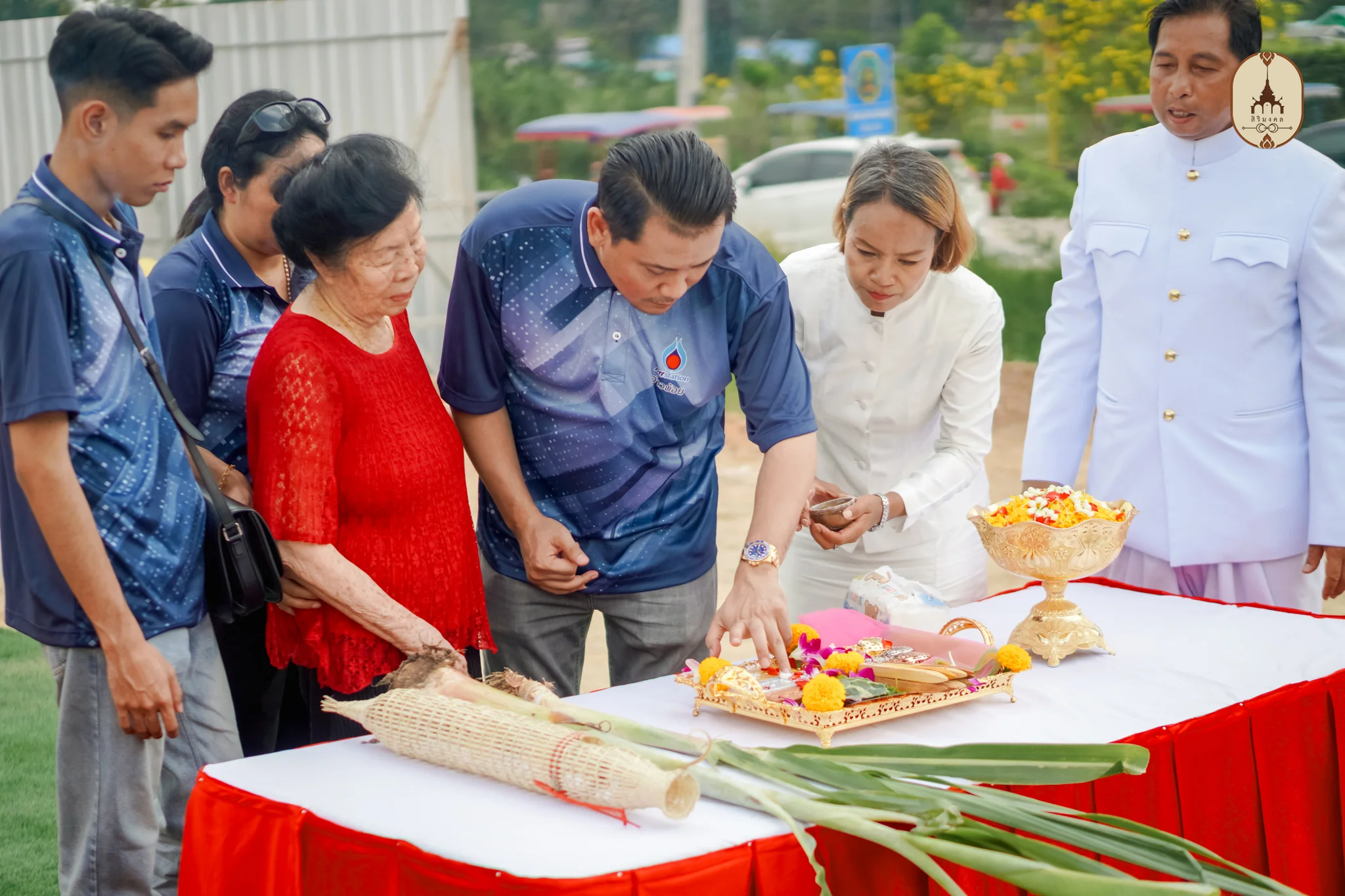 เจ้าของบ้านและครอบครัวร่วมประกอบพิธีบวงสรวงเสาเอกเสาโท