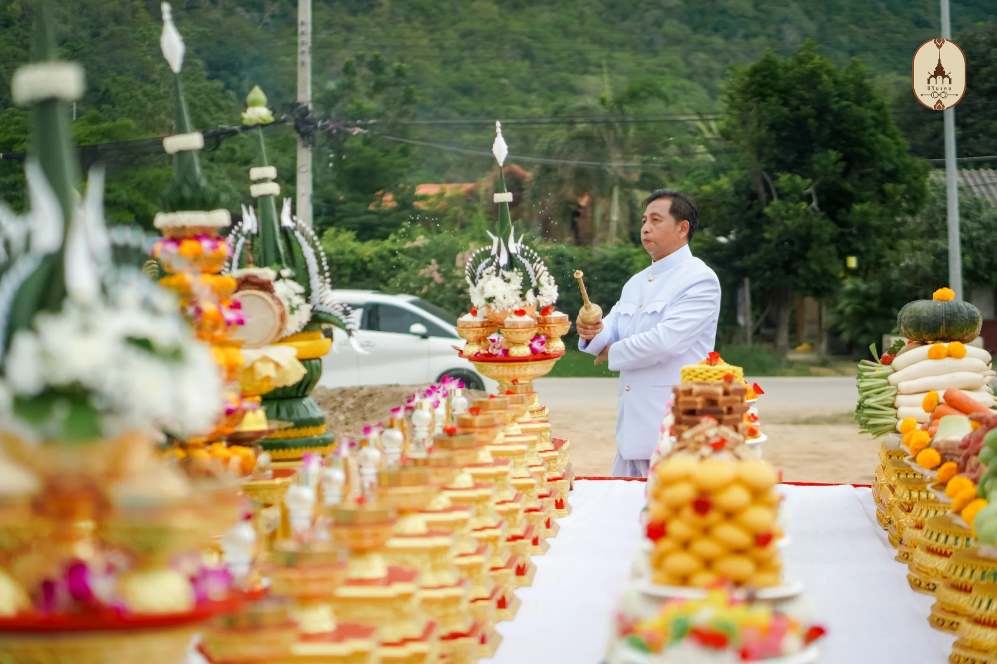 พราหมณ์ประกอบพิธีบวงสรวงเสาเอกเสาโท